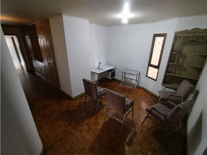 Apartamento de 4 alcobas en venta en Loma De Los Bernal, Medellín, 217 m² · foto 20 de 24