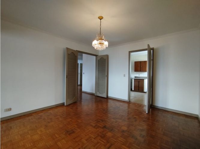 Apartamento de 4 alcobas en venta en Loma De Los Bernal, Medellín, 217 m² · foto 21 de 24