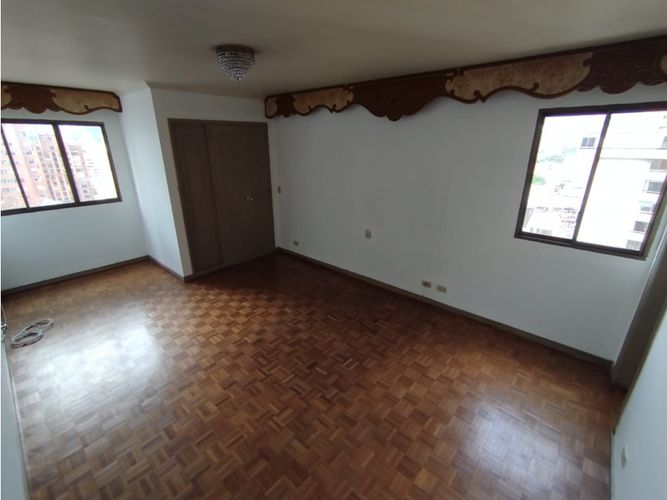 Apartamento de 4 alcobas en venta en Loma De Los Bernal, Medellín, 217 m² · foto 22 de 24