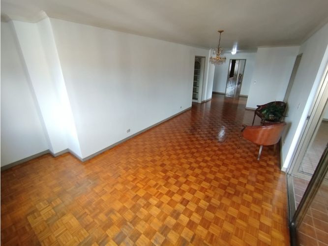 Apartamento de 4 alcobas en venta en Loma De Los Bernal, Medellín, 217 m² · foto 23 de 24
