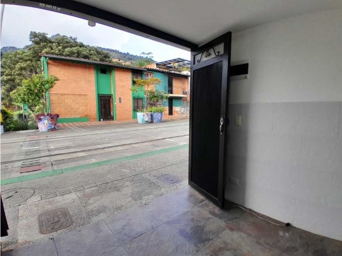 Local en arriendo en Villatina, Medellín, 10 m² · foto 2 de 7