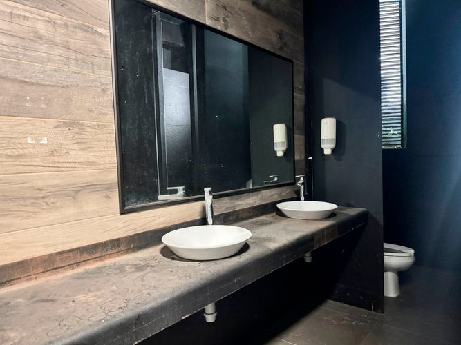 Local en arriendo en El Poblado, Medellín, 1405 m² · foto 13 de 13