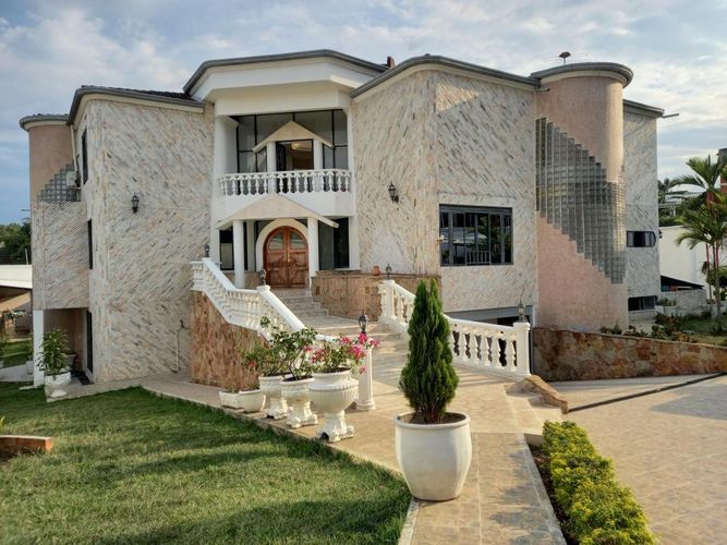 Casa de 7 alcobas en venta en Ciudad Jardin, Cali, 680 m² · foto 2 de 24
