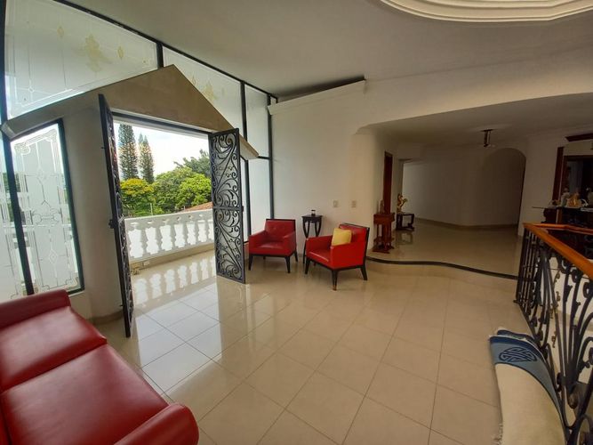 Casa de 7 alcobas en venta en Ciudad Jardin, Cali, 680 m² · foto 3 de 24