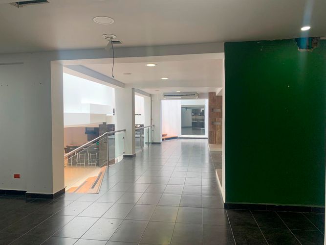 Local en arriendo en El Poblado, Medellín, 320 m² · foto 2 de 15