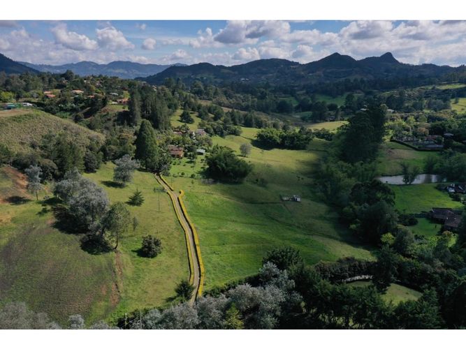 Lote en venta en Cabeceras De Llanogrande, Rionegro, 2284 m² · foto 4 de 6