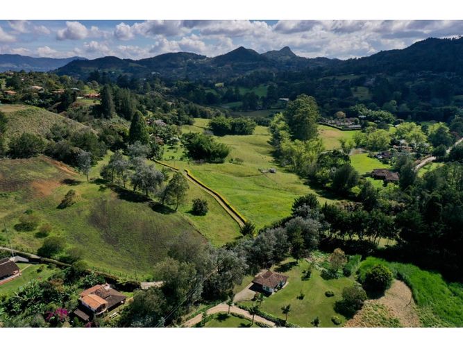 Lote en venta en Cabeceras De Llanogrande, Rionegro, 2284 m² · foto 5 de 6