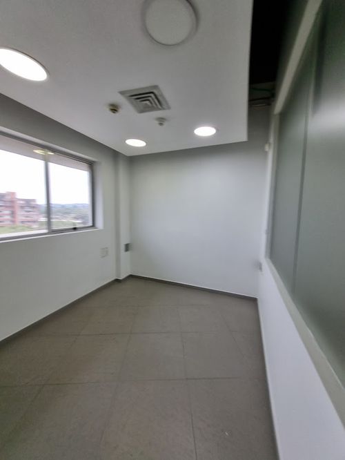 Oficina en arriendo en Unicentro Cali, Cali, 200 m² · foto 16 de 24
