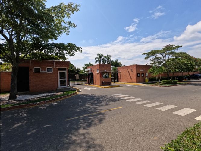 Casa de 4 alcobas en venta en El Castillo, Jamundí, 218 m² · foto 2 de 24
