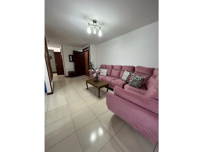 Casa de 3 alcobas en venta en El Castillo, Jamundí, 179 m² · foto 2 de 24