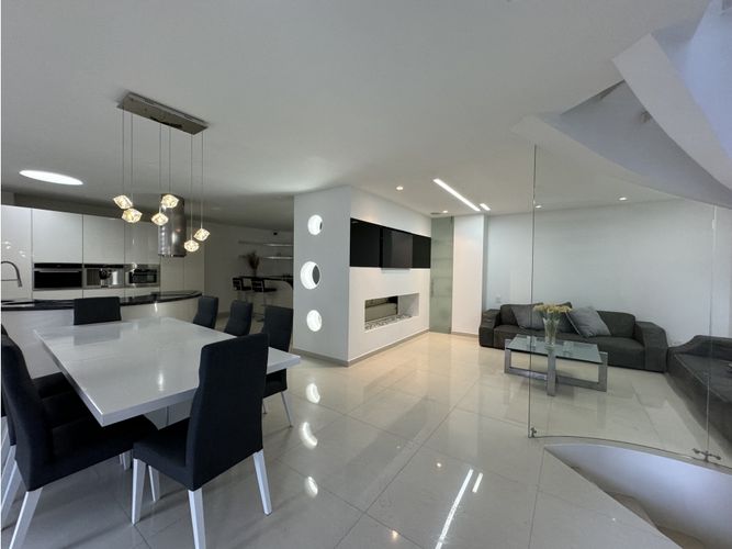 Casa de 3 alcobas en venta en Cambulos, Pereira, 255 m² · foto 3 de 21