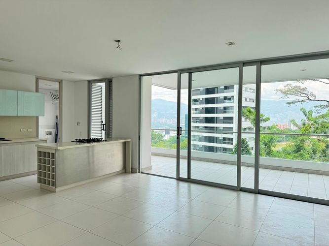 Apartamento de 3 alcobas en arriendo en El Poblado, Medellín, 192 m² · foto 2 de 17