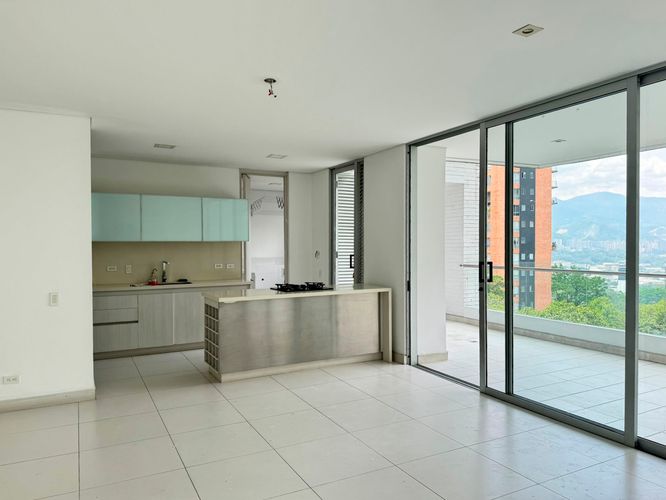 Apartamento de 3 alcobas en arriendo en El Poblado, Medellín, 192 m² · foto 3 de 17