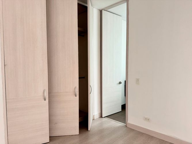Apartamento de 3 alcobas en arriendo en El Poblado, Medellín, 192 m² · foto 8 de 17
