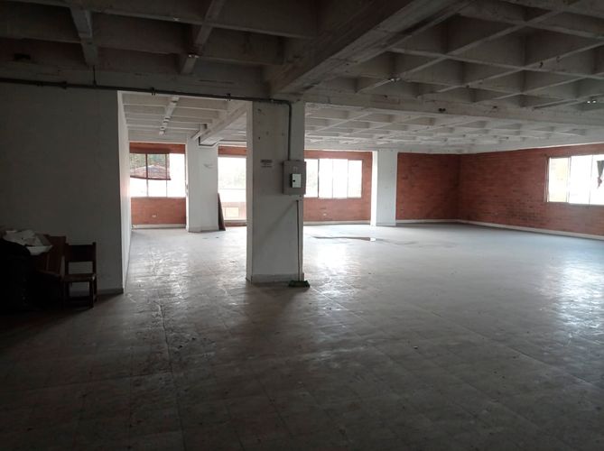 Bodega en arriendo en Cristo Rey, Medellín, 400 m² · foto 2 de 20