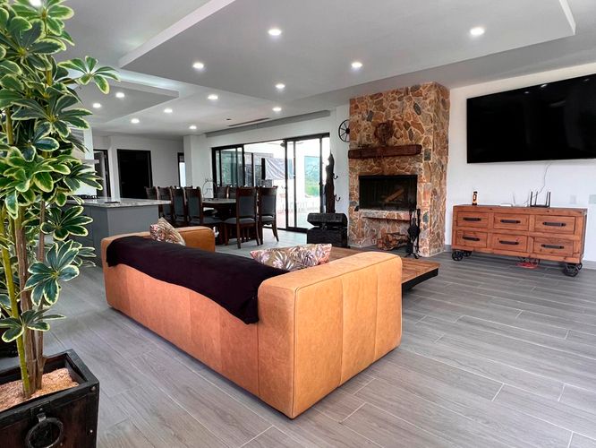 Casa de 3 alcobas en venta en Llano Grande, Rionegro, 420 m² · foto 2 de 20