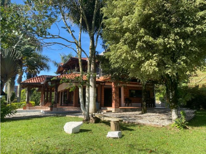 Casa de 3 alcobas en venta en Barro Blanco, Rionegro, 220 m² · foto 2 de 24