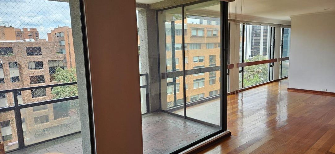 Apartamento de 3 alcobas en venta en La Carolina, Bogotá, 217 m² · foto 14 de 23