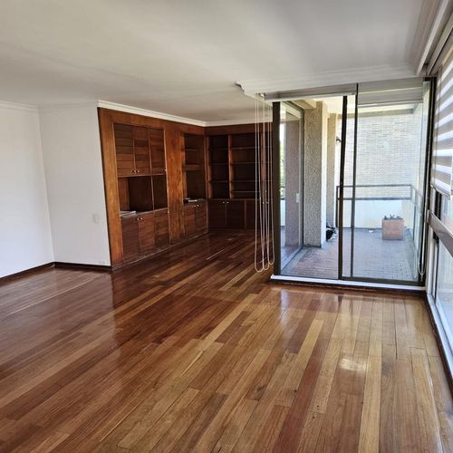 Apartamento de 3 alcobas en venta en La Carolina, Bogotá, 217 m² · foto 2 de 23