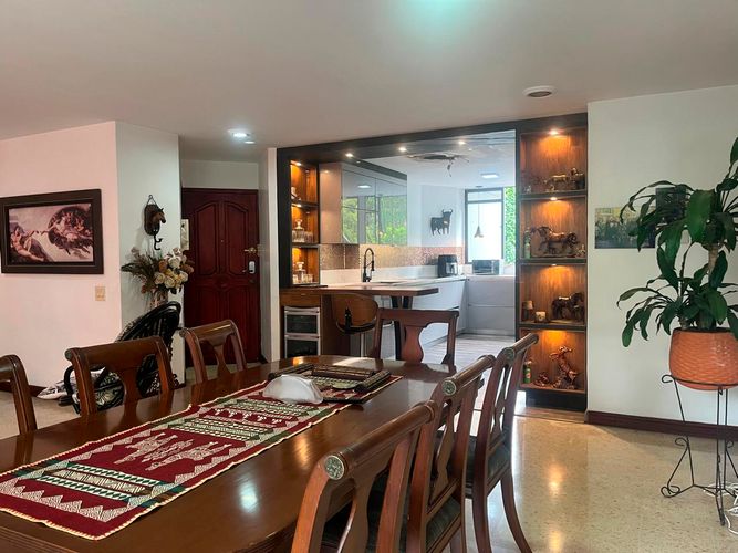 Apartamento de 3 alcobas en venta en El Poblado, Medellín, 133 m² · foto 2 de 17