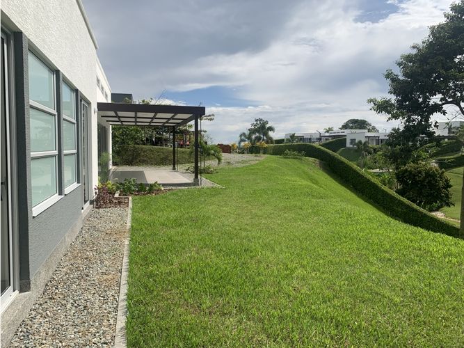 Casa de 3 alcobas en venta en Vía El Caimo, Armenia, 230 m² · foto 2 de 24