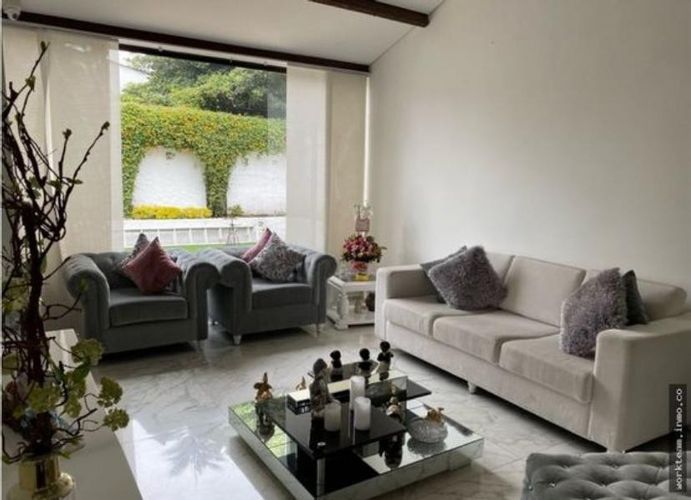 Casa de 4 alcobas en venta en Niza, Bogotá, 394 m² · foto 1 de 8