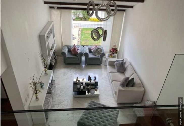 Casa de 4 alcobas en venta en Niza, Bogotá, 394 m² · foto 2 de 8