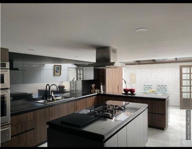 Casa de 4 alcobas en venta en Niza, Bogotá, 394 m² · foto 3 de 8