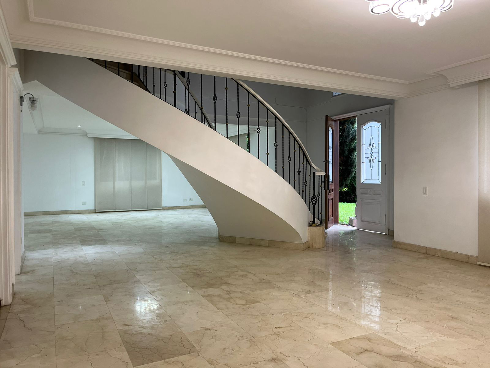 Casa en arriendo en El Poblado, Medellín · foto 2 de 20