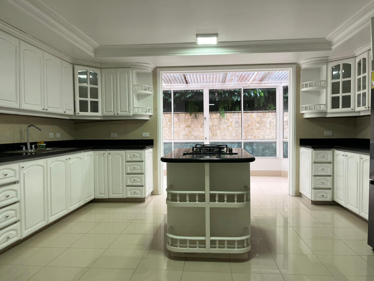 Casa en arriendo en El Poblado, Medellín · foto 4 de 20