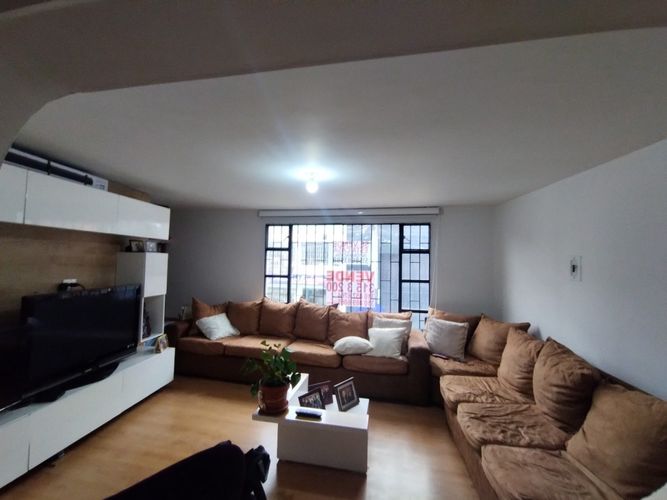 Casa de 4 alcobas en venta en Lago Gaitan, Bogotá, 251 m² · foto 2 de 16
