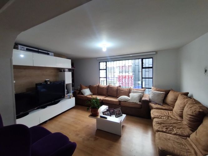 Casa de 4 alcobas en venta en Lago Gaitan, Bogotá, 251 m² · foto 3 de 16