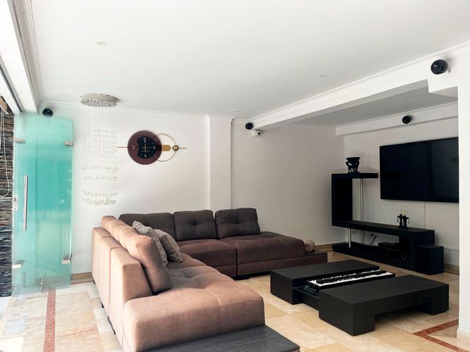 Casa de 4 alcobas en arriendo en El Poblado, Medellín, 400 m² · foto 2 de 18