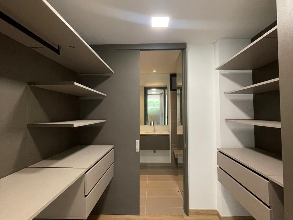Apartamento en venta en Altos Del Poblado, Medellín · foto 12 de 24