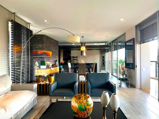 Apartamento de 3 alcobas en arriendo en El Poblado, Medellín, 253 m² · foto 2 de 19