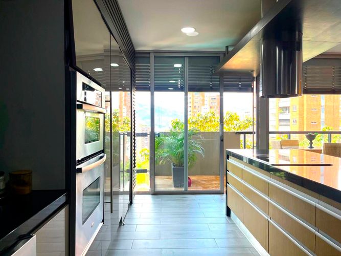 Apartamento de 3 alcobas en arriendo en El Poblado, Medellín, 253 m² · foto 14 de 19