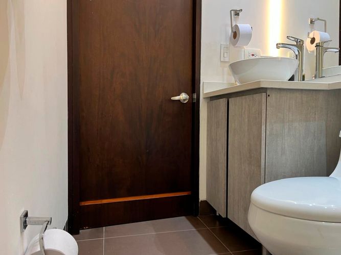 Apartamento de 3 alcobas en arriendo en El Poblado, Medellín, 253 m² · foto 17 de 19