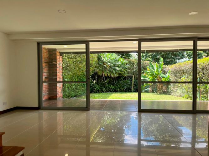 Casa de 4 alcobas en arriendo en Urbanización Las Cumbres, Envigado, 240 m² · foto 2 de 20