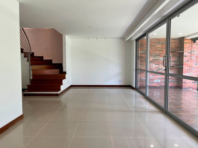 Casa de 4 alcobas en arriendo en Urbanización Las Cumbres, Envigado, 240 m² · foto 3 de 20