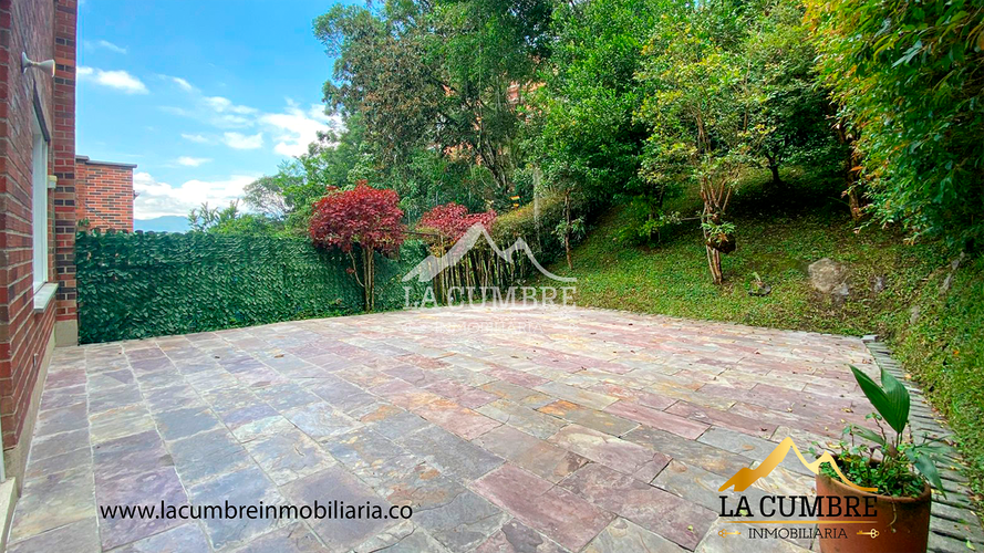 Casa de 3 alcobas en venta en San Lucas, Medellín, 240 m² · foto 2 de 18