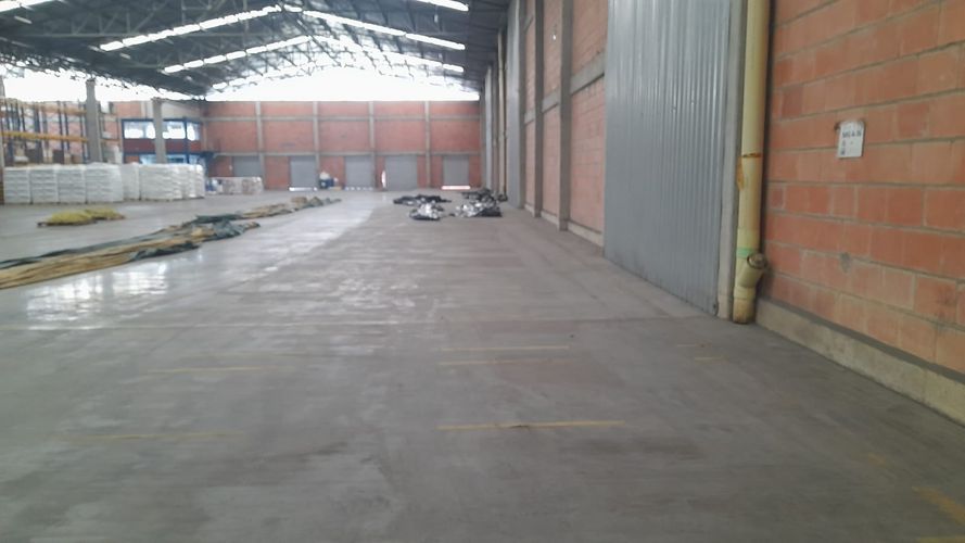 Bodega en arriendo en La Magnolia, Madrid, 2550 m² · foto 2 de 8