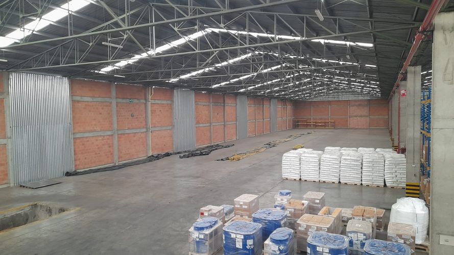 Bodega en arriendo en La Magnolia, Madrid, 2550 m² · foto 3 de 8
