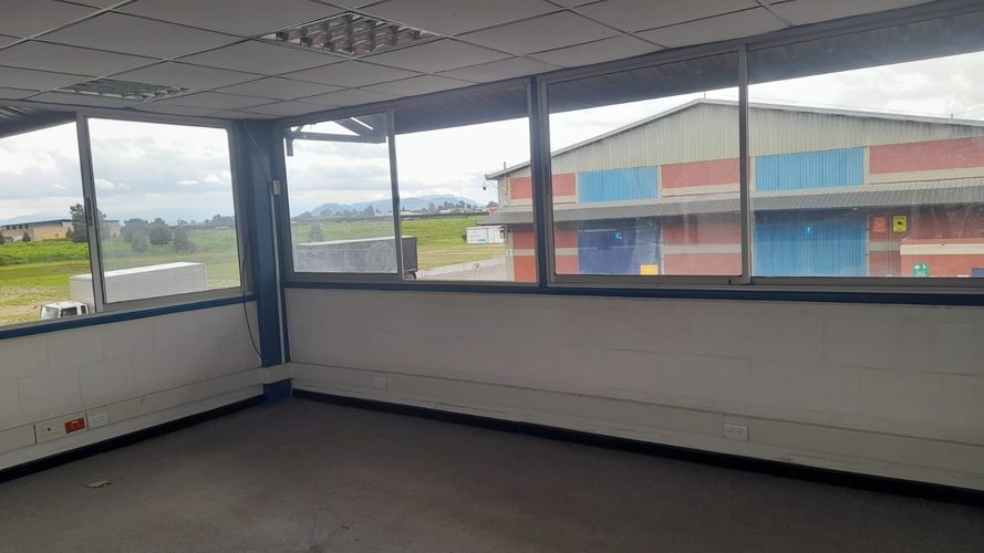 Bodega en arriendo en La Magnolia, Madrid, 2550 m² · foto 5 de 8