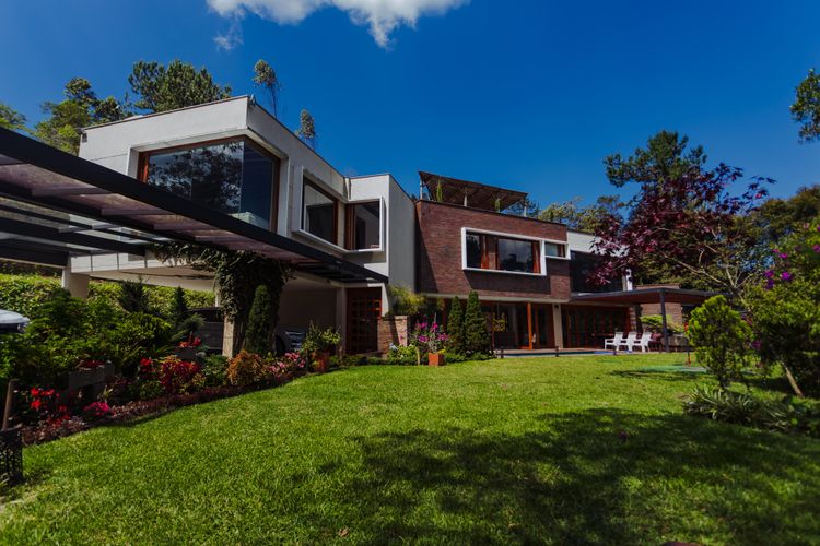 Casa de 8 alcobas en venta en Loma Del Escobero, Envigado, 872 m² · foto 2 de 24