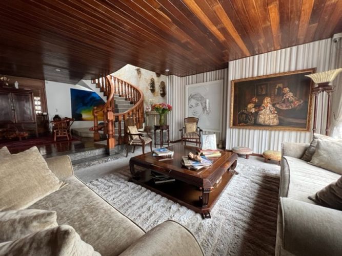 Casa de 3 alcobas en venta en Santa Barbara, Bogotá, 362 m² · foto 1 de 24