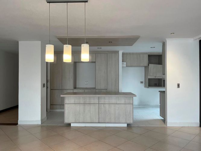 Apartamento de 4 alcobas en venta en El Poblado, Medellín, 212 m² · foto 5 de 19