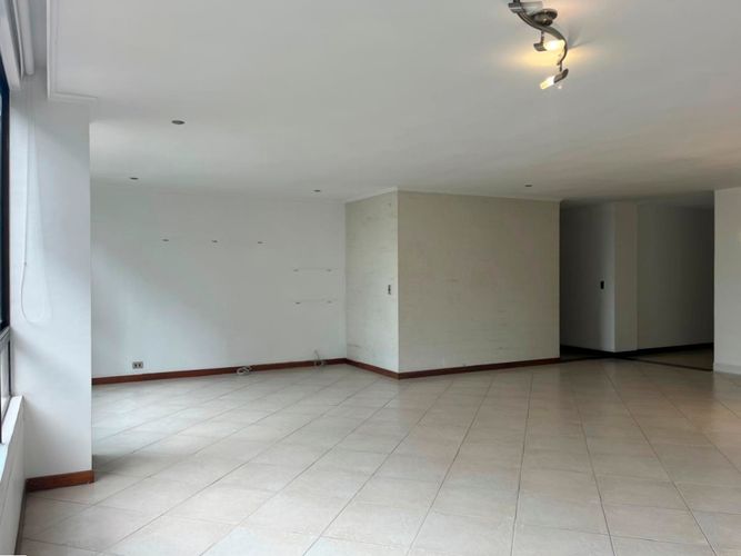 Apartamento de 4 alcobas en venta en El Poblado, Medellín, 212 m² · foto 3 de 19