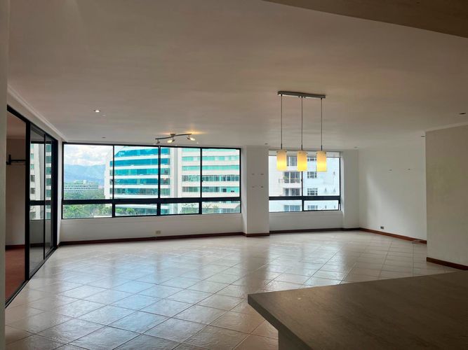 Apartamento de 4 alcobas en venta en El Poblado, Medellín, 212 m² · foto 2 de 19
