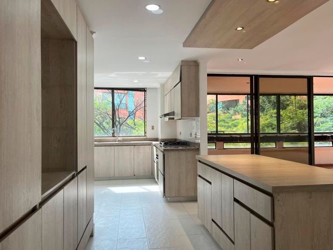 Apartamento de 4 alcobas en venta en El Poblado, Medellín, 212 m² · foto 7 de 19