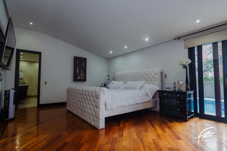 Casa de 3 alcobas en venta en Los Naranjos, Medellín, 439 m² · foto 10 de 20